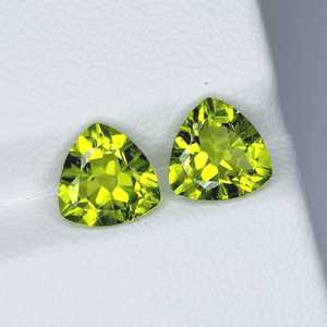 Par de peridotos naturales con corte trillón, piedras preciosas sueltas verdes, par a juego para la fabricación de joyas, proveedor mayorista - Product Image 1