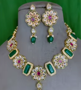 Ensemble collier et boucles d'oreilles élégants en laiton plaqué or de qualité supérieure avec zircon pour les occasions de mariage, de fête ou de cadeau pour femmes - Product Image 2