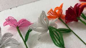 Bouquet de fleurs artificielles en verre perlé fait main, tiges florales décoratives en perles de rocaille pour la maison et les cadeaux - Product Image 3