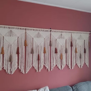 Décoration murale en macramé fait main, style bohème, avec franges à pompons, en matériaux naturels, pour la maison ou le bureau. - Product Image 1