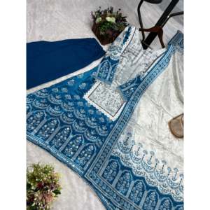 Magnifique ensemble haut-bas et dupatta en satin avec imprimé numérique et travail manuel en miroir véritable - Product Image 3