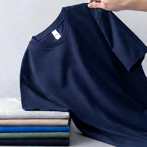 เสื้อยืดคอกลมแขนสั้นทรงปกติสำหรับผู้ชาย ผ้าเจอร์ซีย์เนื้อแน่น 240 กรัม พิมพ์ลายด้านหน้าแบบพัฟ รับผลิตแบบ OEM ODM พร้อมสกรีนโลโก้ตามสั่ง - Product Image 3