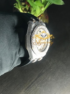 Reloj de Cuarzo con Bisel de Diamantes, Acero Inoxidable, Cronógrafo, Cristal Analógico, Correa Negra, Tono Dorado, Resistente al Agua 10 Bar, Estilo Lujoso - Product Image 5