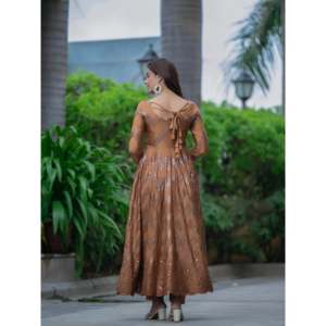 Ensemble de costume de soirée pour femmes de créateur avec robe ornée et dupatta, broderie de séquence - Product Image 4