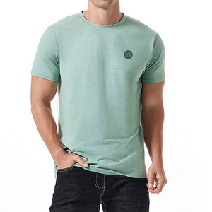 T-shirt pour homme de style moderne, tissu léger et respirant, 100% coton, parfait pour les tenues décontractées d'été et le port quotidien - Product Image 1