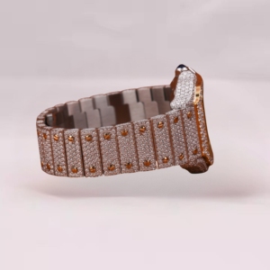 Reloj de Lujo con Logotipo Personalizado, Adornado con Moissanita, Esfera Cuadrada con Números Romanos, Certificado IGI y Claridad VVS - Product Image 4