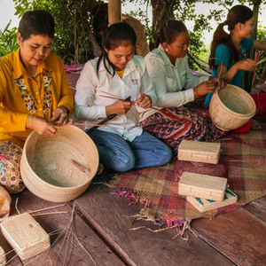 ถาดเสิร์ฟอเนกประสงค์ทำมือจากหวายธรรมชาติ ทนทาน เป็นมิตรกับสิ่งแวดล้อม พร้อมหูจับ ตะกร้าหวายสานทรงตื้น สำหรับใส่ผลไม้และอาหาร - Product Image 6