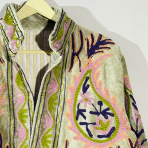 Veste en velours vert sauge Suzani |   Manteau brodé à la main avec des motifs floraux folkloriques |   Vêtements d'extérieur pour festival bohème - Product Image 3