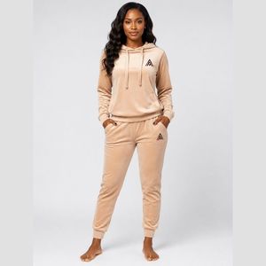 Survêtement en velours de luxe pour femme, doté d'un tissu léger, d'une sensation chaude et d'un ajustement confortable, idéal pour les tenues décontractées, la vente au détail et les commandes en gros. - Product Image 1