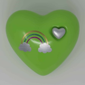 โถใส่เถ้ากระดูกรูปหัวใจสีเขียวอ่อนพิมพ์ลายรุ้ง พร้อมจี้รูปหัวใจขนาดเล็กสำหรับใส่เถ้ากระดูกในพิธีศพ ทำจากโลหะทองเหลือง/อะลูมิเนียม - Product Image 1