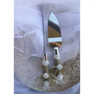 Elegante servidor de pasteles de metal dorado con un elegante mango con diseño de hojas, ideal para mesas de postres en bodas y reuniones familiares. - Product Image 2