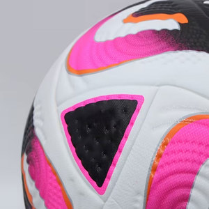 La carcasa exterior ofrece un tacto suave y una durabilidad excepcional en superficies de césped o pasto. Balón de fútbol reforzado. - Product Image 2