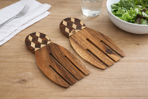 Ensemble de cuillères à salade artisanales en bois de Suar de qualité alimentaire, écologiques, avec incrustation de coquille de noix de coco, motif échecs, ustensiles de cuisine naturels - Product Image 3