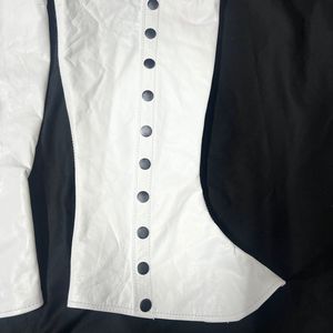 Estos son un par de polainas blancas y negras con cierres de botones plateados. Polainas de lona blancas hasta la rodilla. - Product Image 4