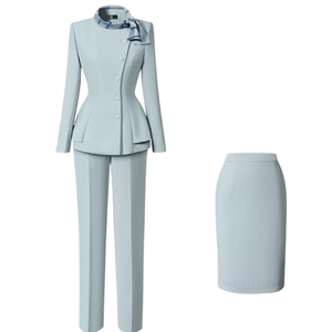 Costume pantalon femme en laine et polyester bleu clair avec col cranté et fermeture boutonnée, manches longues, infroissable, couleur unie - Product Image 1