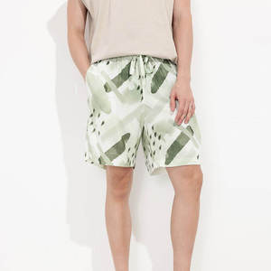 กางเกงขาสั้นลำลองสีเขียวอ่อนสำหรับผู้ชาย ผ้าโพลีเอสเตอร์ 100% เป็นมิตรกับสิ่งแวดล้อม แห้งเร็ว มีเชือกผูก เหมาะสำหรับใส่เที่ยวเล่นในฤดูร้อน - Product Image 2