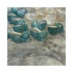 Verre à vin artisanal en coquillage naturel, style océanique unique, pour des expériences culinaires tropicales - Product Image 1