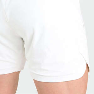 กางเกงขาสั้นลำลองผู้ชายผ้าวอร์สเตดแบบมีเชือกผูกเอว พิมพ์ลายโลโก้ด้านหน้า มีกระเป๋า กันยับ ปิดด้วยเชือกผูก ลายเรียบ - Product Image 6