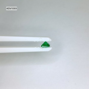 พลอยมรกตแซมเบียทรงสี่เหลี่ยมแปดเหลี่ยมขนาด 0.78 กะรัต ขนาด 5.60x5.50x3.60 มม. สีเขียวเข้ม เหมาะสำหรับแหวนและเครื่องประดับชั้นดี - Product Image 5