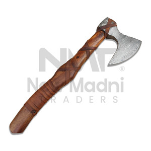 Hacha Forjada a Mano de Acero con Alto Contenido de Carbono, Mango Personalizado de Madera y Cuero, Cabeza de Hacha con Acabado Rústico, en Venta - Product Image 1