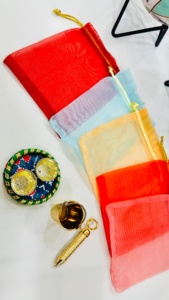 Exquisitos conjuntos festivos en miniatura hechos a mano, Thali para Pooja, bolsas de organza coloridas con cordón, pichkaris dorados y cubos. - Product Image 3