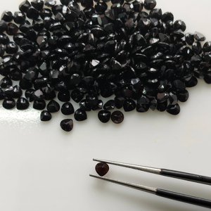 พลอยออนิกซ์สีดำธรรมชาติ 4 มม. รูปหัวใจ คุณภาพดีที่สุด พลอยหลวมสำหรับทำเครื่องประดับ เรดเมาท์เทน เจมส์ R3BOHSCT4 - Product Image 1