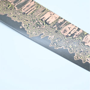 Cuchillo utilitario de cobre damasco hecho a mano por un diseñador, con agarre equilibrado para cortar en la cocina y preparar alimentos a diario. - Product Image 4