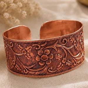 กำไลข้อมือทองแดงแกะสลักลายดอกไม้ ดีไซน์เปิดแบบนูน งานฝีมือโลหะทำมือ เครื่องประดับโลหะ - Product Image 4