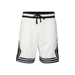 Pantalones cortos deportivos de malla de algodón 100% personalizados para hombre, cierre de cintura elástica, ropa de calle informal bordada ecológica para entrenamiento de gimnasia - Product Image 1