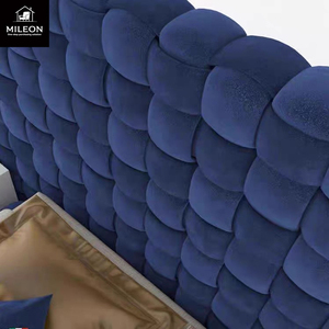 Ultimo Design di <span class=keywords><strong>Letto</strong></span> <span class=keywords><strong>Matrimoniale</strong></span> in Velluto Blu con <span class=keywords><strong>Testiera</strong></span> Imbottita, Struttura in Legno, Forma Unica e Bottoni Trapuntati - Product Image 4