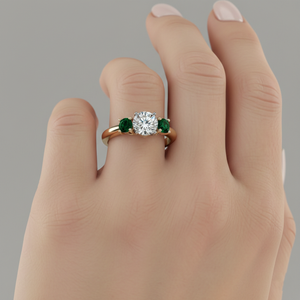 แหวนหมั้นเพชรเลี้ยงในห้องปฏิบัติการ Stonewels แบบสามเม็ดประดับด้วยพลอยสีเขียวมรกตด้านข้าง ตัวเรือนทองคำ สำหรับแหวนเจ้าสาวสุดหรูที่ได้รับการรับรอง - Product Image 5