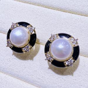 Pendientes de Perlas de Agua Dulce Naturales de Zhuji, Estilo Vintage de Alta Calidad, Circonita Negra Retro con Esmalte, Versátiles - Product Image 1
