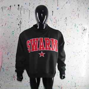 Sudadera negra con cuello alto y bordado rojo, 100% algodón, con hilo fino. - Product Image 4