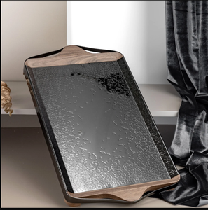 Plateau de service rectangulaire en bois et métal avec surface métallique texturée, design moderne, durable, plateau décoratif pour la table à manger à la maison - Product Image 1
