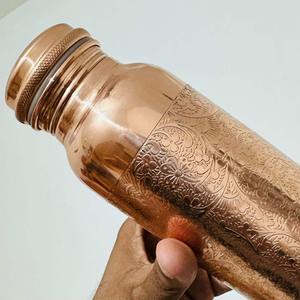 Bouteille en cuivre artisanale de qualité supérieure pour la cuisine, bouteille d'eau en cuivre d'Inde pour une hydratation pure et saine - Product Image 2