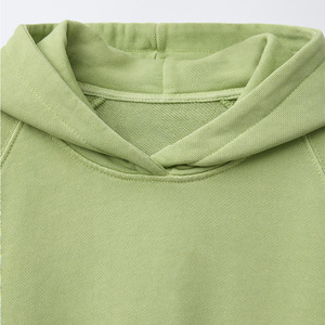 Conjunto de Sudadera con Capucha y Pantalones Cortos Verdes, Color Sólido, Estilo Casual para Niños, Material French Terry, Logotipo Estampado en el Pecho Izquierdo - Product Image 5