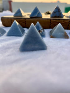 Pirámide curativa de anjolita pulida, piedra de energía espiritual de amor para meditación Reiki, artesanía de piedra semipreciosa para decoración del hogar - Product Image 3