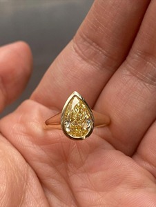 Anillo de Compromiso con Diamante Amarillo en Forma de Pera, Diamante Cultivado en Laboratorio, Bisel Vermeil en Oro Amarillo de 14K, Anillo de Diamantes para Mujer - Product Image 4