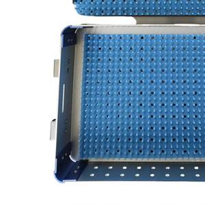 Plateau pour instruments chirurgicaux réutilisable en alliage d'aluminium et acier inoxydable avec insert perforé bleu pour usage vétérinaire Morje Surgical - Product Image 2