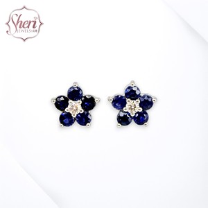 [Sheri Jewels] Boucles d'oreilles en or blanc massif 18 carats en forme de petite fleur avec saphir naturel et diamants - Cadeau pour femmes/enfants - Product Image 1