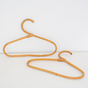 Cintres en rotin naturels personnalisés, très demandés, pour l'organisation des vêtements - Product Image 6