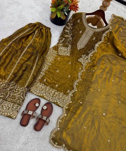 Conjunto de Diseñador Fendi: Top de Seda con Bordado y Lentejuelas, Pantalón Palazzo y Dupatta, Ropa Festiva, Precio al por Mayor, Prenda Étnica Dorada - Product Image 5