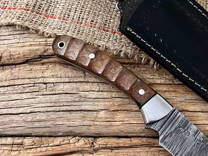 มีดสกินนิ่งเหล็กดามัสกัสตีขึ้นรูปด้วยมือ พร้อมปลอกมีด แบบกำหนดเอง OEM ด้ามจับไม้ปักก้า สำหรับล่าสัตว์และตั้งแคมป์ - Product Image 5