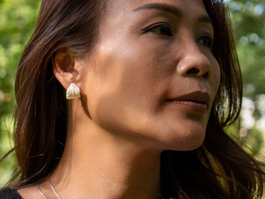 Pendientes de Aro Hechos a Mano, Ecológicos y Orgánicos, con Plumas y Hueso de Búfalo, Estilo Tribal, Blancos, Artesanía Natural - Product Image 3