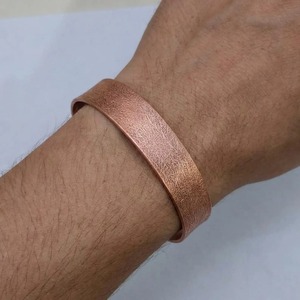 Bracelet unisexe moderne antique en cuivre massif poli, sans plomb ni nickel, forgé à la main, cadeau de mariage fait main - Product Image 4