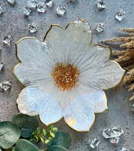 Plateau à bijoux en résine irisée en forme de fleur avec feuille dorée et bord festonné - Product Image 1