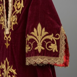 Casulla Católica de Terciopelo Borgoña de Lujo con Monograma IHS Bordado con Hilos de Oro, Vestimenta Litúrgica para Sacerdotes y Clérigos - Product Image 2