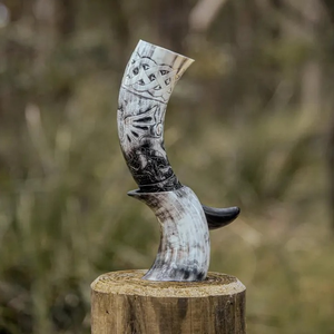 Corne à boire Viking Dragon avec support – Corne sculptée à la main en corne de buffle, cadeau Viking pour lui - Product Image 1