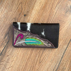 Funda de teléfono tipo billetera de cuero de vaca Vintage de diseñador de lujo con protección RFID tallada a mano y característica elegante multiuso - Product Image 3