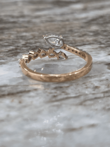 Bague ouverte classique bicolore en diamant de laboratoire taille poire 0,69 ct certifiée IGI, en or 14 carats sertie pavé, bijoux de luxe pour femme - Product Image 3